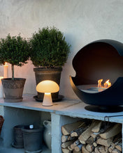 画像をギャラリービューアに読み込む, GUBI | Obello ポータブル テーブル ランプ - フロスト加工の吹きガラス シェード