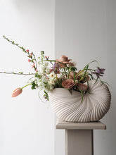 Ladda upp bild till gallerivisning, FERM LIVING | Shell Pot - Off White