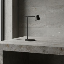 画像をギャラリービューアに読み込む, MUUTO | チップテーブルランプ - 複数の仕上げをご用意