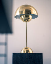 将图片加载到图库查看器,&传统 | 花盆 VP3 由 Verner Panton 1969 年 - 抛光黄铜