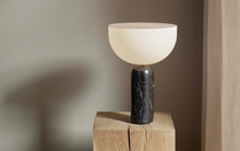Charger l'image dans la galerie, NEW WORKS | Lampe de table Kizu - Marbre Marquina noir, petite