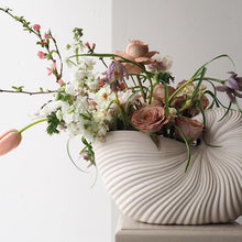 Afbeelding in Gallery-weergave laden, FERM LIVING | Shell Pot - Off White
