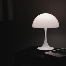 画像をギャラリービューアに読み込む, ルイス ポールセン by ヴァーナー パントン 1971 | パンテラ 160 ポータブル テーブル ランプ (複数の色をご用意) 
