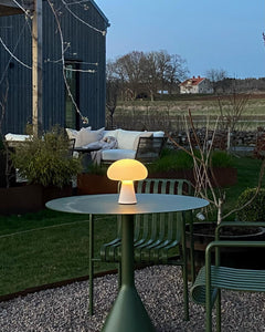 GUBI | Tragbare Tischlampe Obello - Schirm aus mattiertem, mundgeblasenem Glas 