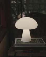 Ladda upp bild till gallerivisning, GUBI | Obello bärbar bordslampa - frostad munblåst glasskärm

