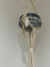 Laden Sie das Bild in den Galerie-Viewer, Lamonster Makramee-Pflanzenhänger, groß, 8 mm, mit Topf aus Kunstharz (Ausstellungsstück) 
