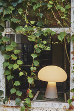 Load image into Gallery viewer, GUBI | Obello bærbar bordlampe - frostet munnblåst glassskjerm
