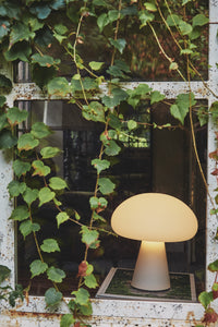 GUBI | Obello bærbar bordlampe - frostet munnblåst glassskjerm