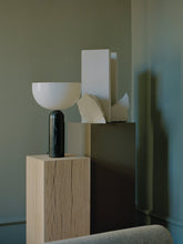 Charger l&#39;image dans la galerie, NEW WORKS | Lampe de table Kizu - Marbre Marquina noir, grande
